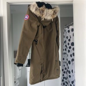 Slightly used, Canada Goose women’s S/P mid length Parka w/ detachable fur hood